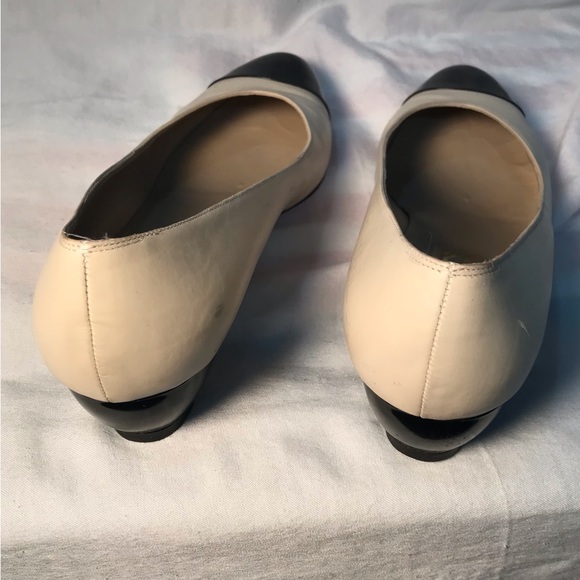 Vintage Ferragamo Flats, cream/black, size 9B - Picture 5 of 12